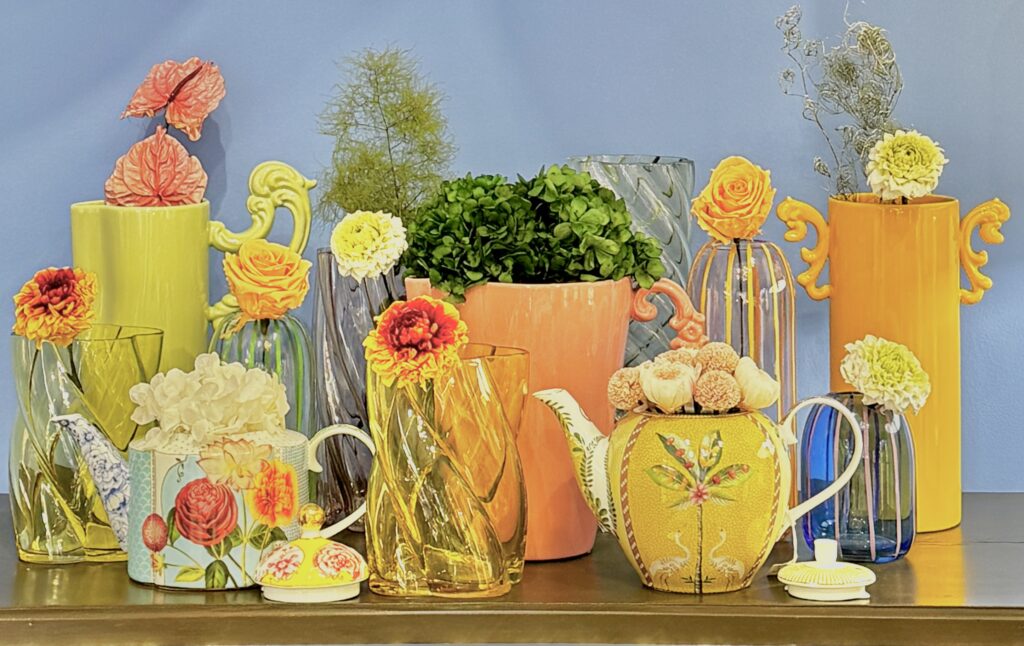 Vasi di vetro decorato, ceramica artigianale e fiori - porcellane