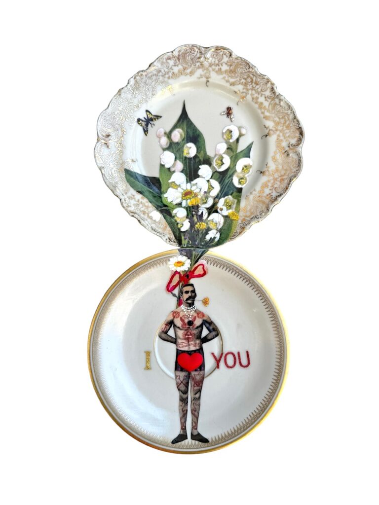 Coppia di piatti di porcellana vintage decorati a mano
